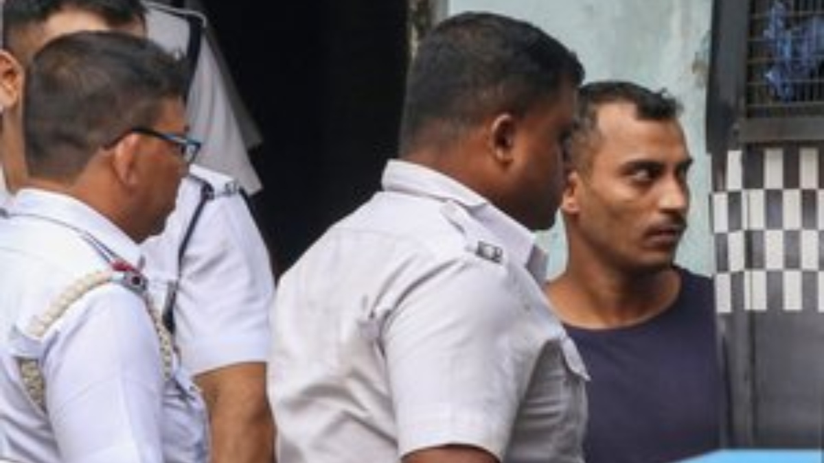 Sanjay Roy, who was convicted for the rape and murder of resident doctor at R G Kar Medical College and Hospital, with the West Bengal police officers | X 
